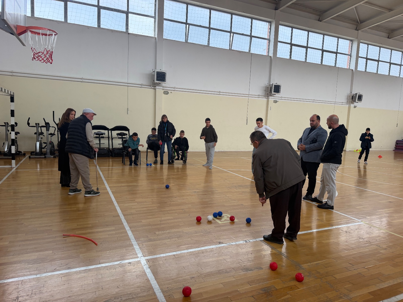 Boccia promovohet te gjeneratat e reja në Prishtinë, FPBOk i dhuroi set të topave të boccias Shkolles Burimore Përparimi — foto 1