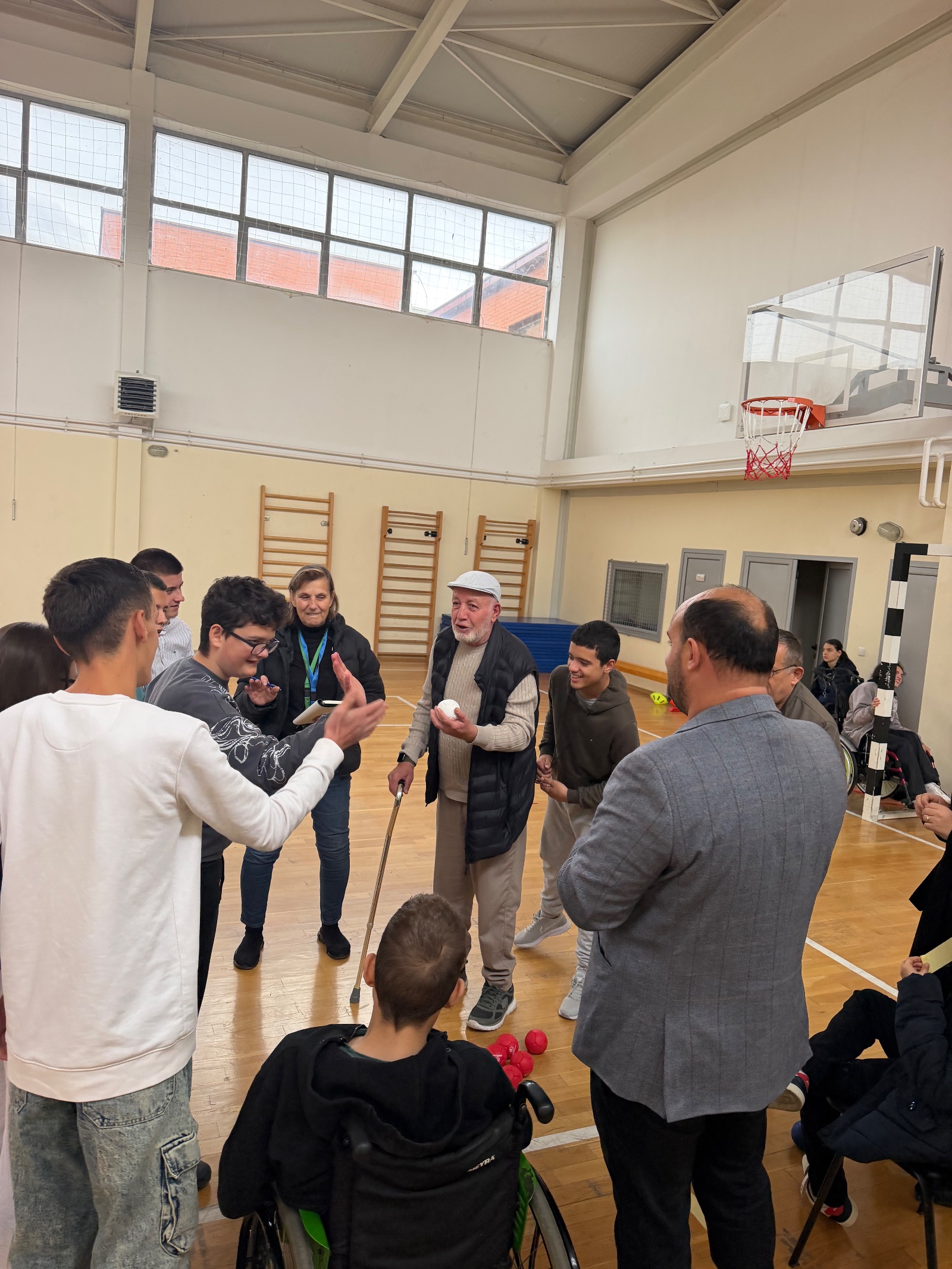 Boccia promovohet te gjeneratat e reja në Prishtinë, FPBOk i dhuroi set të topave të boccias Shkolles Burimore Përparimi — foto 2