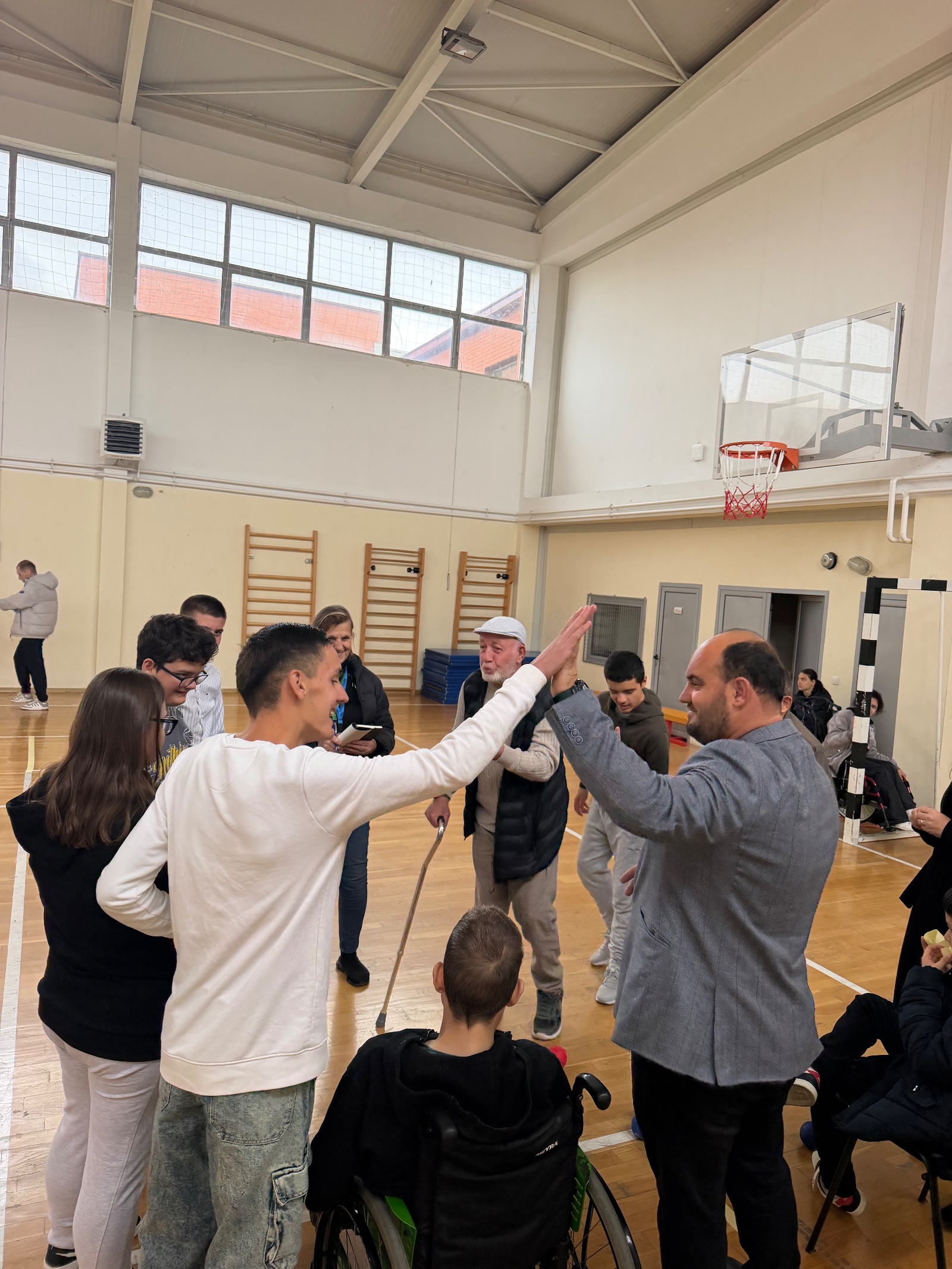 Boccia promovohet te gjeneratat e reja në Prishtinë, FPBOk i dhuroi set të topave të boccias Shkolles Burimore Përparimi — foto 3